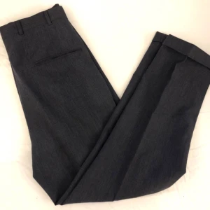  - Grymt snygga mörkgrå kostymbyxor från beyond retro, de är nog herrmodell (men passar nog som dam också om man inte har för breda höfter..), storlek small skulle jag gissa! Frakt tillkommer kan annars mötas i Sthlm 🌹