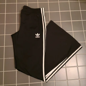  - Sjukt fina flared adidasbrallor!!! Storlek 40 men de är väldigt små i storlek, jag har själv 36/38 och de sitter jättebra på. I jättefint skick då de enbart använts vid ett tillfälle.  Eventuell frakt betalas av köparen😙😙❤️😉❤️