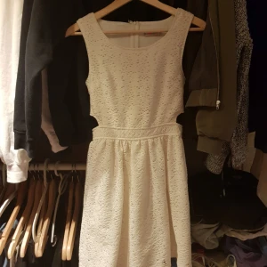  - Jättefin studentklänning med skurning på sidorna som formar figuren, använd 1 gång 