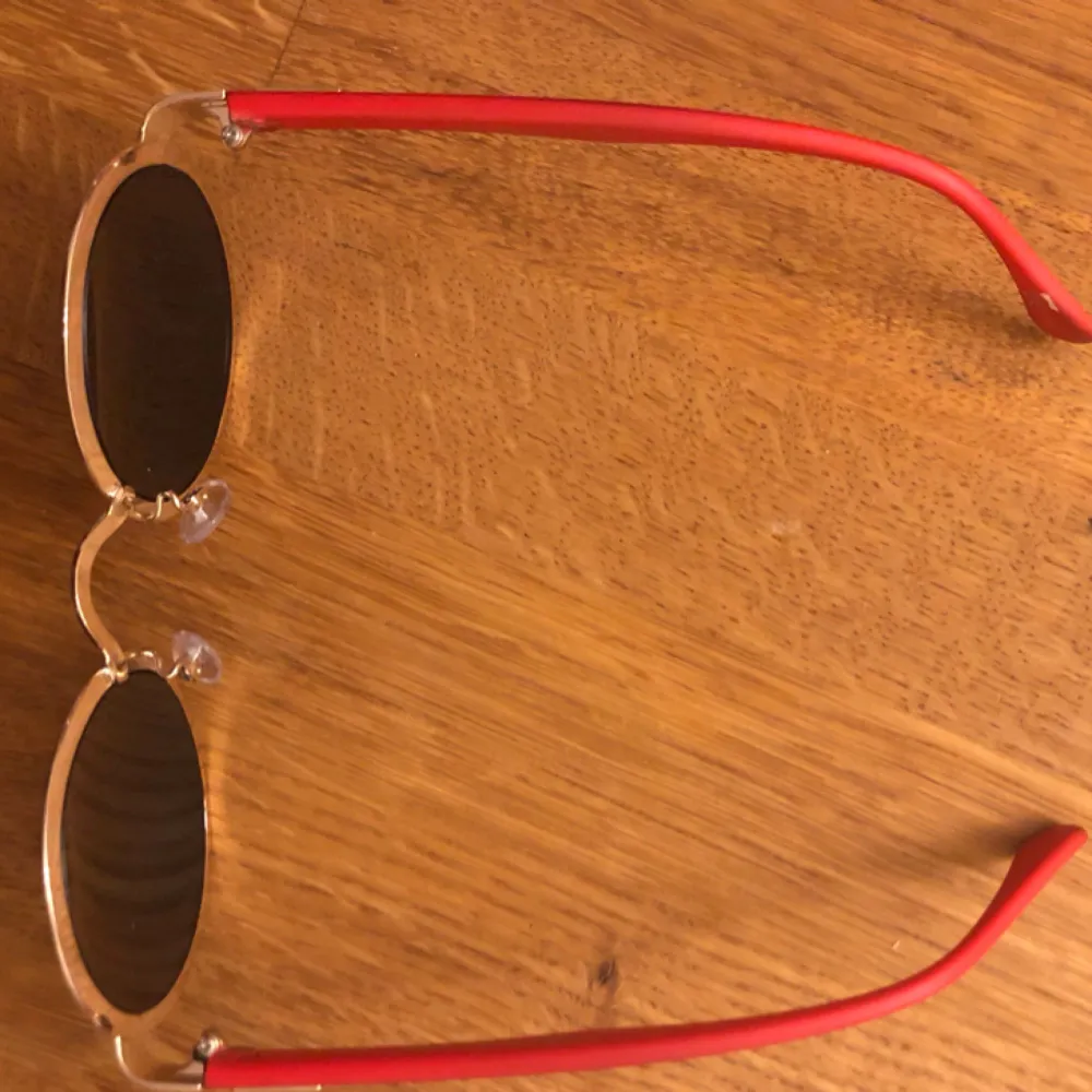 Roliga, härliga solglasögon från MinkPink! Lite nötta på självaste kanterna, men annars toppenskick! Frakten tillkommer på 10kr!. Accessoarer.