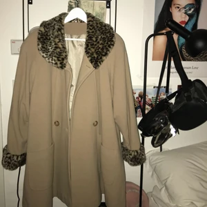  - Beige kappa av kashmir och bomull. Köpt på auktion och tyvärr något för stor för mig. Annars otroligt skön, bra kvalité och kan vara jävligt häftig.   Frakt inräknad i priset 🌹🌹