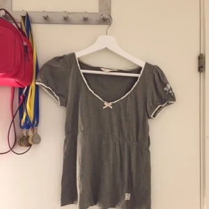  - Odd Molly t-shirt. Grön och vit, knappt använd så i gott skick. Storlek 0, vilket motsvarar 34!