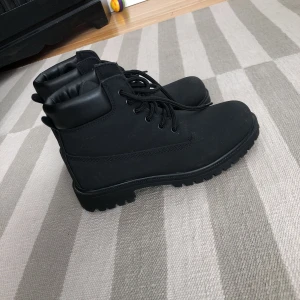  - 80-95kr i frakt inte bestämmt än, snålt använda, köpta från Nelly , svarta varma, sköna timberland liknande skor 