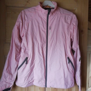  - Ljust rosa regnjacka från Didrikssons. Använd fåtal gånger. Fina detaljer på sidorna. Köparen står för frakten. 