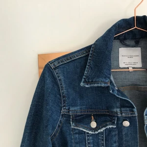  - Mörkblå jeansjacka från Zara, storlek S men sitter som en XS. Köpare står får frakt😚