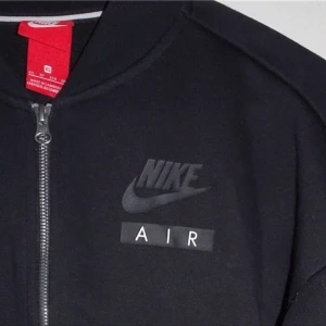  - NIKE AIR MAX SET!!!  Skönaste byxorna jag har haft på mig!  Används knappt :((  Bara byxor 300! Bara tröja 250! Hela setet 500!  Ursäkta för dåliga bilder men det gick inte att få till! Så mycket snyggare i vekligheten 😍 mer bilder kan skickas vid förfrågan!