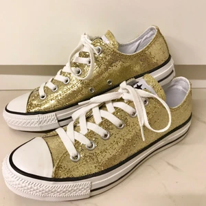  - Storlek: 39-40 (US Men 6/US Women 8) Färg: Gold glitter Modell: Chuck Taylor all star ox Skick: Nya och oanvända
