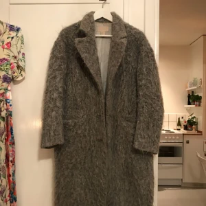  - Kappa från HM. Skulle må bra av en kemtvätt men annars i fint skick :) möts upp i Sthlm eller skickar mot fraktkostnad. 