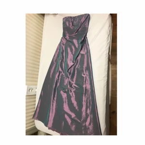  - Vacker lila balklänning av siden! Perfekt till studentbalen! Använt den bara en gång. Köpte den på balklänning-outlet för 1100kr