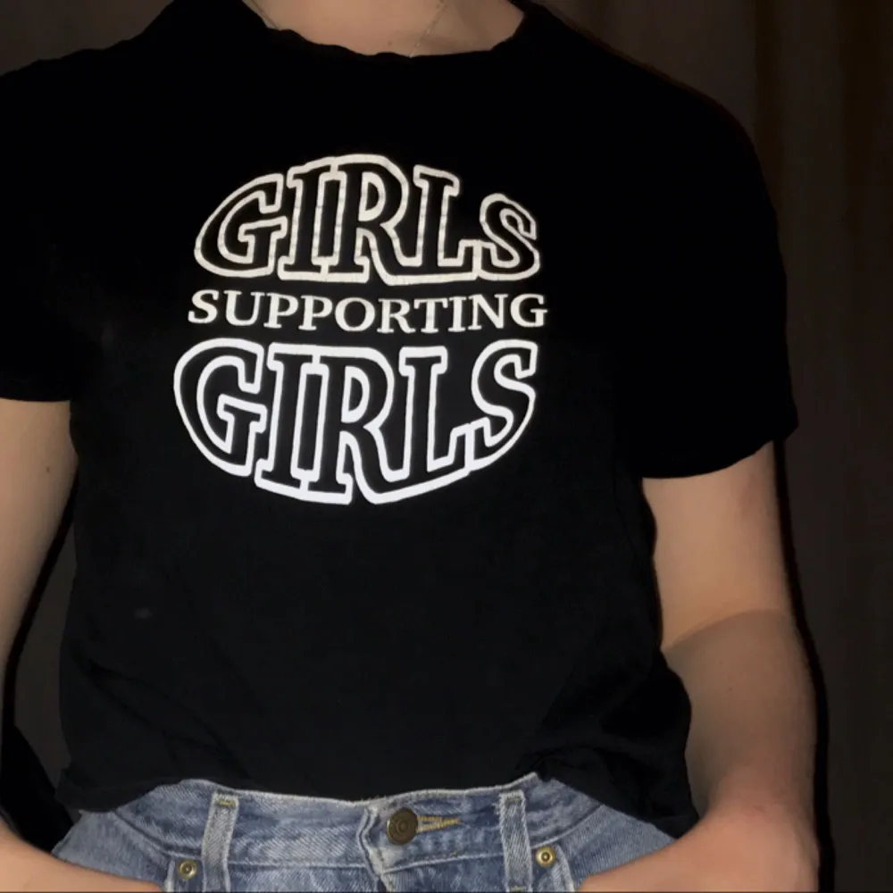 Feministisk tröja från pull and bear som dessutom är fett skön! Nytt skick men använd kanske 10 gånger . T-shirts.