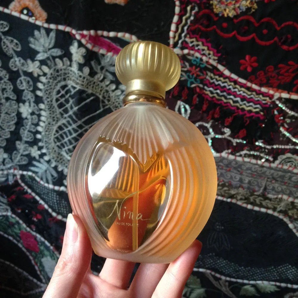 Parfym från franska modehuset Nina Ricci. Den här parfymen heter Nina och lanserades 1980-talet. Glaset tillverkat av franka Lalique.  Vintage. Accessoarer.