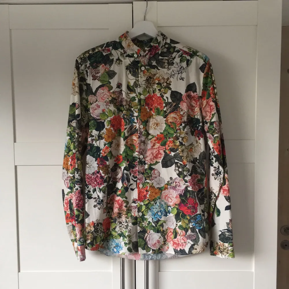 Used only once, flowery stylish shirt from WHYRED. Skjortor.