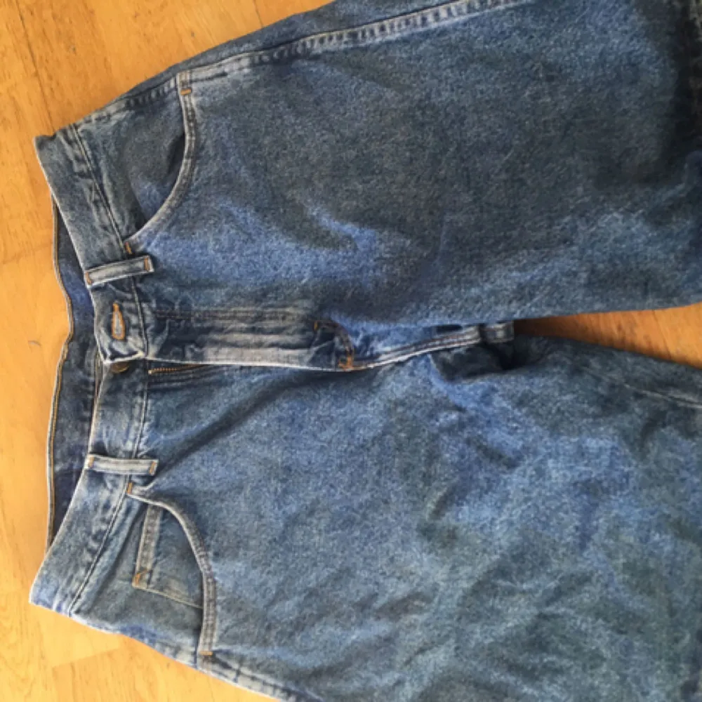 Ett par Wrangler jeansshorts , såååå snygga . Shorts.