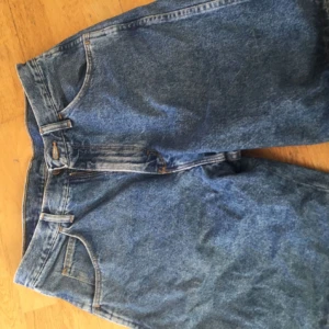  - Ett par Wrangler jeansshorts , såååå snygga 