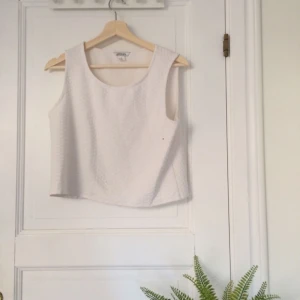  - Jättefin croptop ifrån Monki. Används för sällan så säljer den därför vidare. Passar XS-M beroende på hur en vill att det ska sitta. Priset är inklusive frakt.💕  Läs min beskrivning eller skicka en fråga om det är något mer ni undrar över🌟