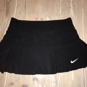  - Nike fri fit kjol. Nypris 499. Använd ett fåtal ggr å tvättad :) 