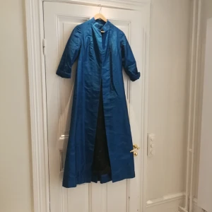  - Super cool kappa/morgonrock eller dylikt i Thaisiden. Kobaltblå. Begagnad men vid gott mod. 