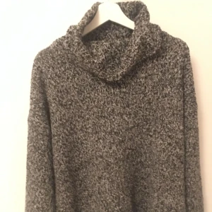  - Fin, stickad tröja från online affär, i bra skick. Har stor och mysig polokrage, ser väldigt fin och ”oversized” ut på alla storlekar, framför allt ca small. Ganska lång.