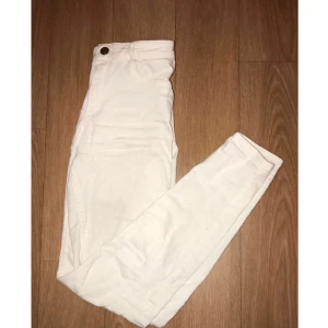  - Ett par fina tajta vita jeans i storlek S men passar även XS/M då dem är väldigt stretchiga. Köpta från Gina tricot 