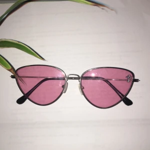  - Rosa glajjor, ljusa! Inte mkt till skydd men fett stylish 😎 klistermärket har jag satt på själv men det är bara att pilla bort om man vill! Frakt ingår 🌸