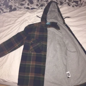  - Sweet sktbs kofta, rätt tunn ungefär som en flanell skjorta med hoodie. Väldigt sparsamt använd ✌🏾