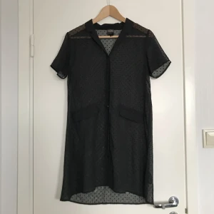  - Säljer en tunn klänning från Monki i storlek XS. Materialet är see-through och den kan bäras över byxor och topp eller som den är. Köparen står för frakt, betalning via bankkonto eller swish. Upphämtning i Linköping går bra