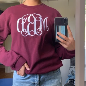 Sweatshirt - Säljer denna sköna tröja i storlek S💕💕