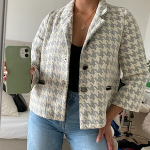 Rutig jacka - Intressekoll på denna fina jackan som inte kommer till användning. Säljer om jag får ett bra bud💖 har bud på 270 + frakt just nu