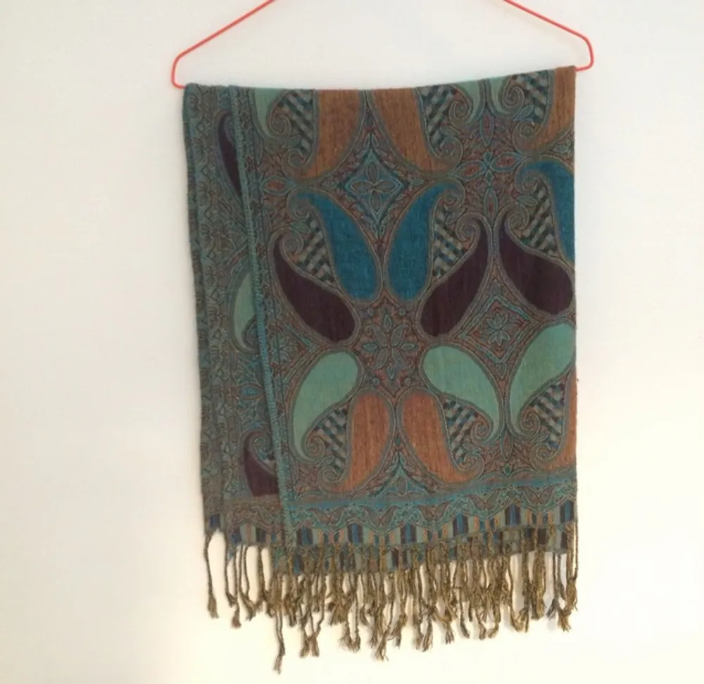 Underbar mönstrad sjal från Florence, Italien. 70cm bred, 165cm lång. Accessoarer.