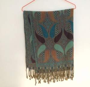 Underbar mönstrad sjal från Florence, Italien. 70cm bred, 165cm lång