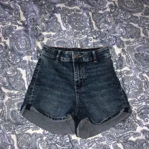 Mörkblåa högmidjade shorts i storlek 34, köpte för 1 år sen och använt cs 2-5 gånger, du står för frakten!
