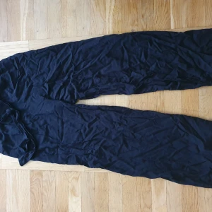 Black pants strl 32 - Svarta "kostymbyxor" i strl 32. Tunna o väldigt luftiga!FRAKT INGÅR EJ