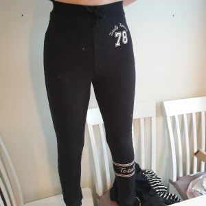 Mjukisbyxor - Trycket är slitet men dem är jätte mysiga. Köpare står för frakt.