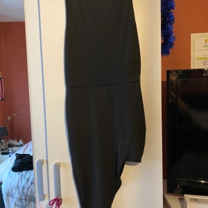 Säljer en klänning - Jag köpte den för några veckor sedan men jag har aldrig använt den dock. Den är i storlek S 