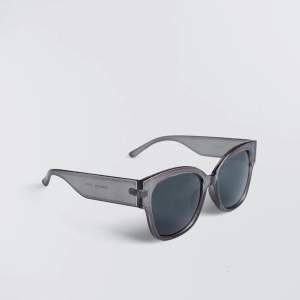 Trendiga solglasögon från ginatricot för 100kr inkl frakt🥰 Helt oanvända så dom är i toppskick💖