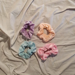SCRUNCHIES - Oanvända scrunchies, har flera av varje färg! Fler färger i andra annonser <3 Skriv för fler bilder :) 20 kronor styck, men köper man något annat blire 5kr/scrunchie;)