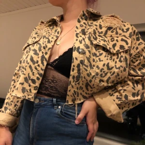 Leopard jeans jacka från forever 21 st L - Aldrig använd jacka köpt i usa 