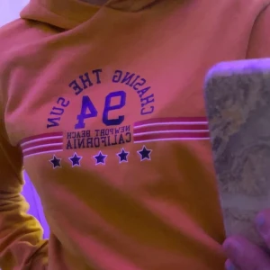 Gul hoodie - Gul hoodie med tryck fram 40kr + frakt