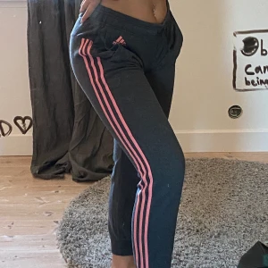 Adidas mjukis - Snygga mjukis som tyvärr inte kommit till användning, säljer pga för små för mig🥺, dom har ett litet mini hål som ni ser på 3dje bilden🥰, 130kr + frakt💕