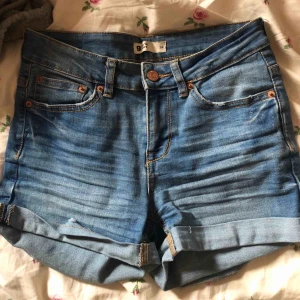  - Jeansshorts från Gina Tricot. Fint skick. Stretchigt material. Kan mötas i Uppsala. 