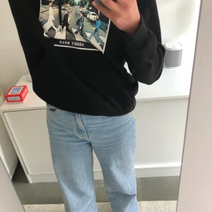 Beatles hoodie - Modern hoodie med Beatles tryck ifrån h&m! Oversized, säljer pga lite användning! Buda⭐️🥰
