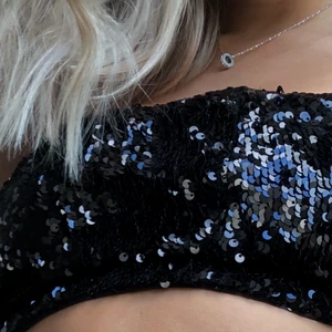 Sequin topp från Nakd - Jättefin bandeau topp som tyvärr inte har kommit till användning. endast använd en gång (nyår) nytt skick skulle jag säga! Dock en knapp som är lite lösare än de andra. 