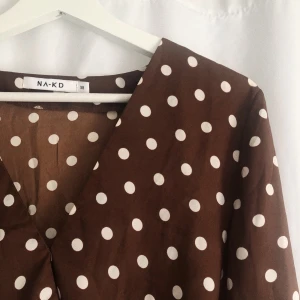 Prickig blus - Prickig blus från nakd, storlek 38 