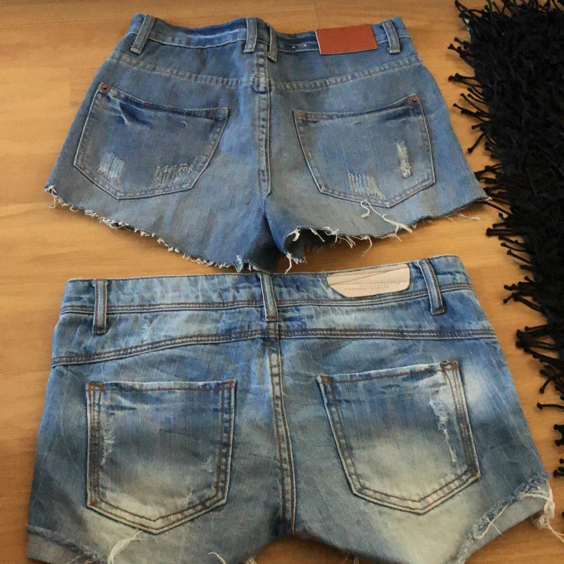 Båda i storleken 36 även väldigt tajt  - 90