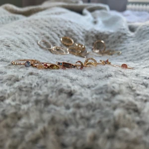 Ringar - Säljer dessa ringar. Totalt 21 ringar i olika storlekar som jag ändas säljer i ett paket. köparen står för frakten som kostar 11kr!