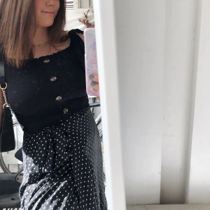 Linne  - Svart linne köpt denna sommar från nakd.  använd 1 gång därav mycket bra skick, storlek M