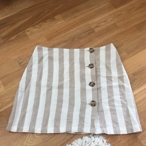 Kjol - Randig kjol från Primark. Älskar den men den är för liten för mig. Strl 38 men skulle säga att den passar mindre. Kan frakta, köpare står för frakt.