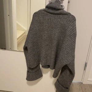Tjocktröja - Grå tjocktröja med hög hals ifrån Gina tricot, storlek XS