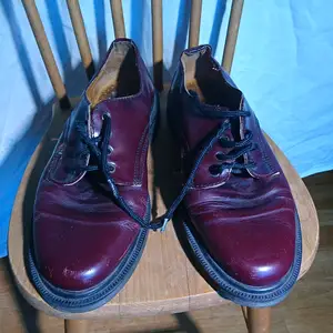 Vinröda låga skor som ser ut exakt som doc martens, men verkar inte vara det. Vintage hur som helst. Ingen storleksmärkning men bör passa runt 40