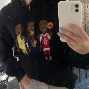 Basketball player Hoodie  - Säljer min hoodie med kända basketspelare. Den är i nyskick förutom en liten liten tråd som sticker ut lite ,syns knappt ( andra bilden). Storlek S men köpt på herr så lite stor på mig som brukar ha s. Köpt på bestsecret och är slutsåld💘 senaste bud: 460 
